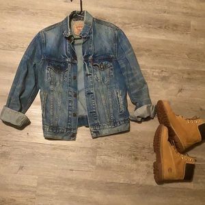 Like New Levi’s Medium Blue Wash Trucker Jacket size XS.